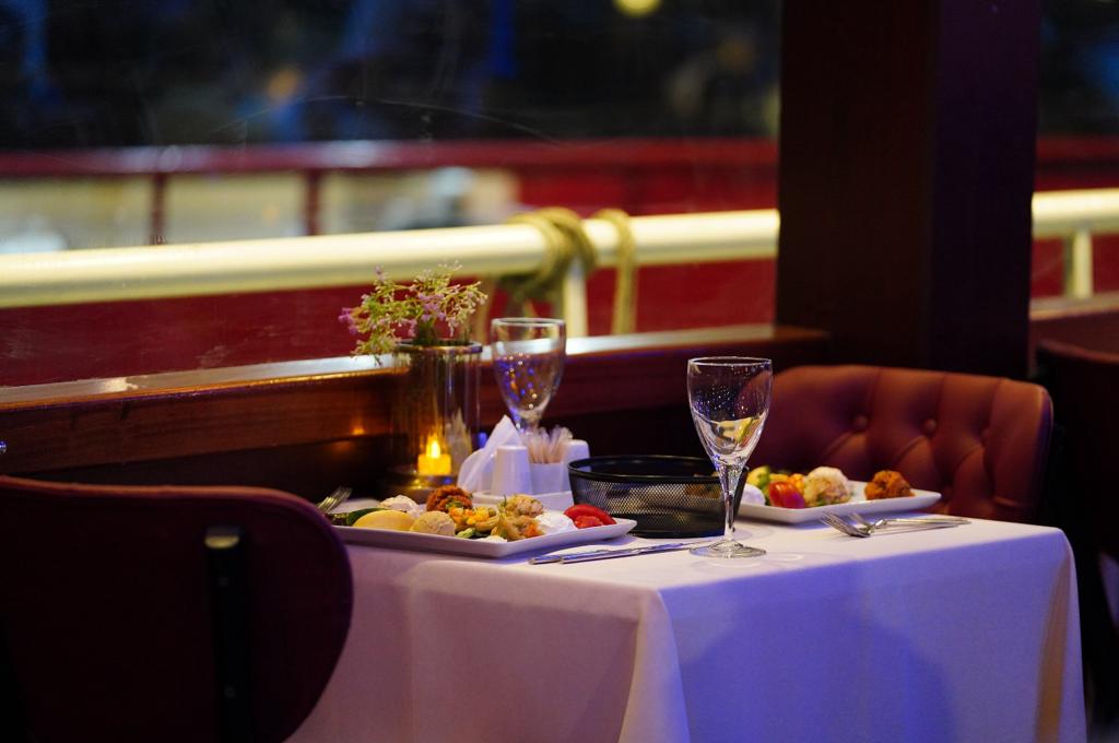 BOSPHORUS DINNER CRUISE & TURKISH NIGHT SHOW (STANDARD TABLE WITH ALCOHOL) 