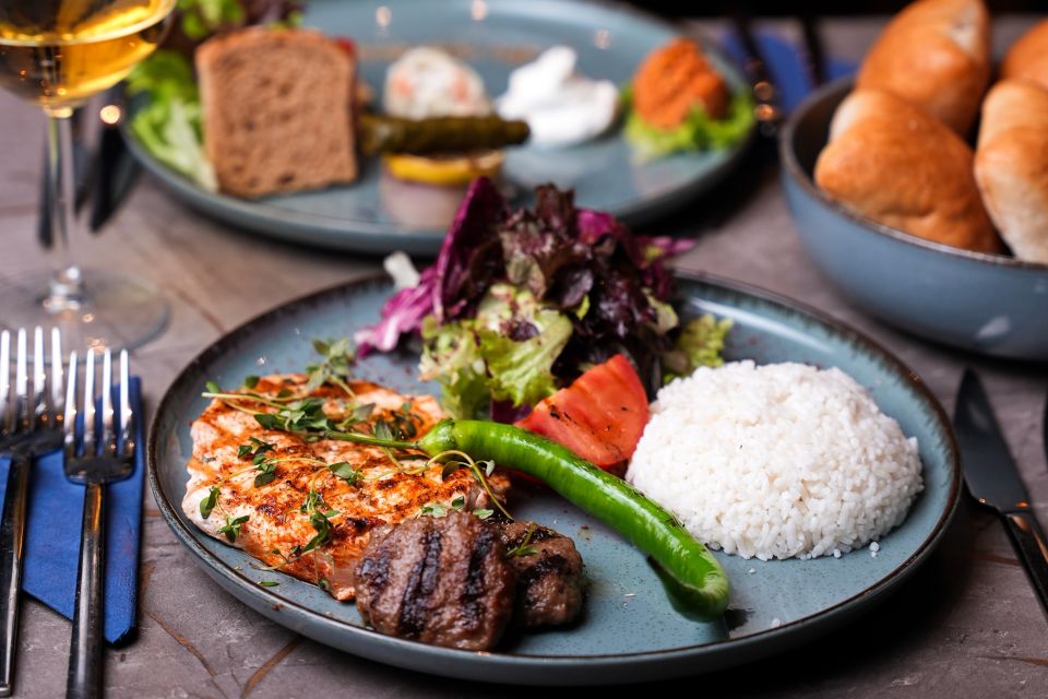 Dinner + Unlimited Soft Drinks + Private Close to Show Table + Shows with Meeting Point