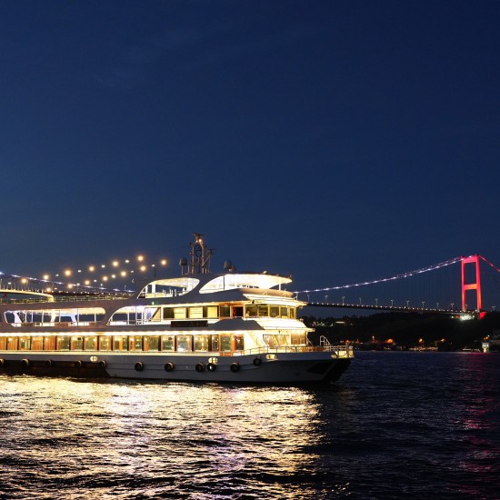 Bosphorus Cruise : BOSPHORUS DINNER CRUISE & TURKISH NIGHT SHOW (VIP TABLE) NO HOTEL TRANSFER